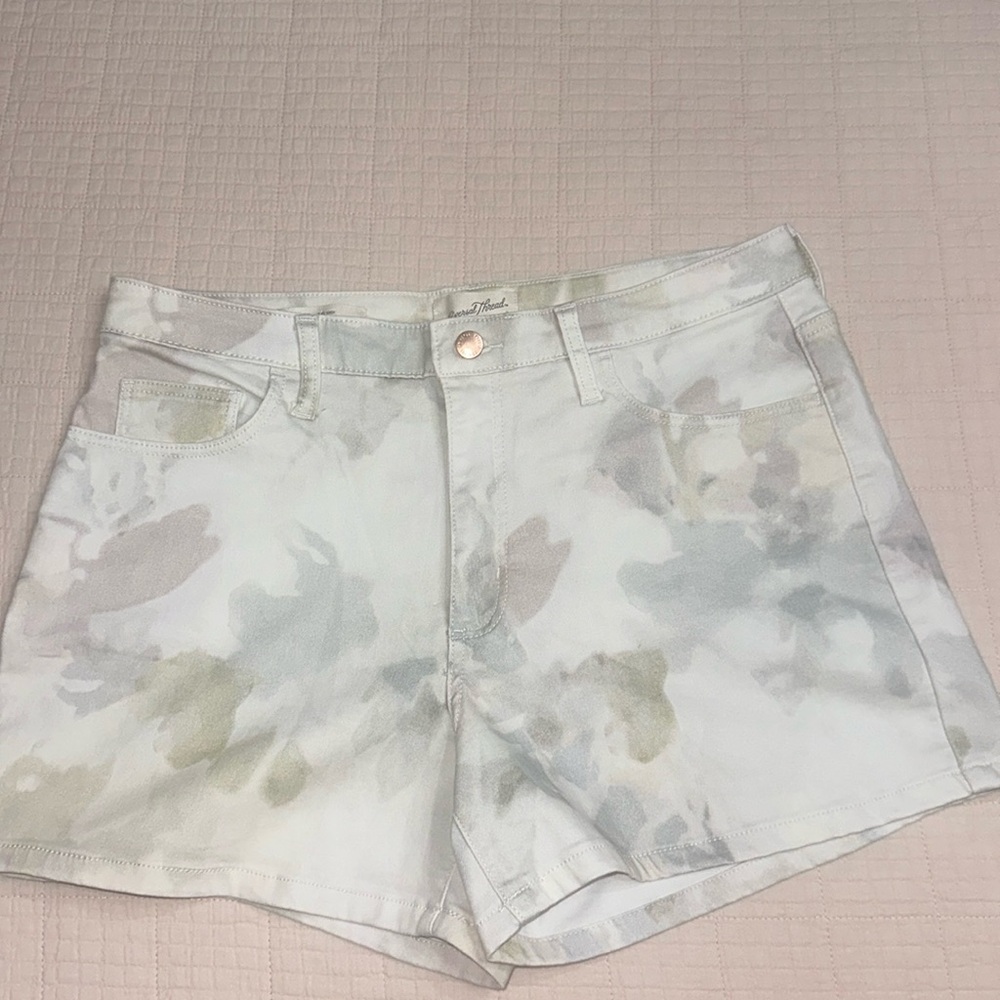 Universal Thread Womens high rise midi shorts size 12/31. New, never worn